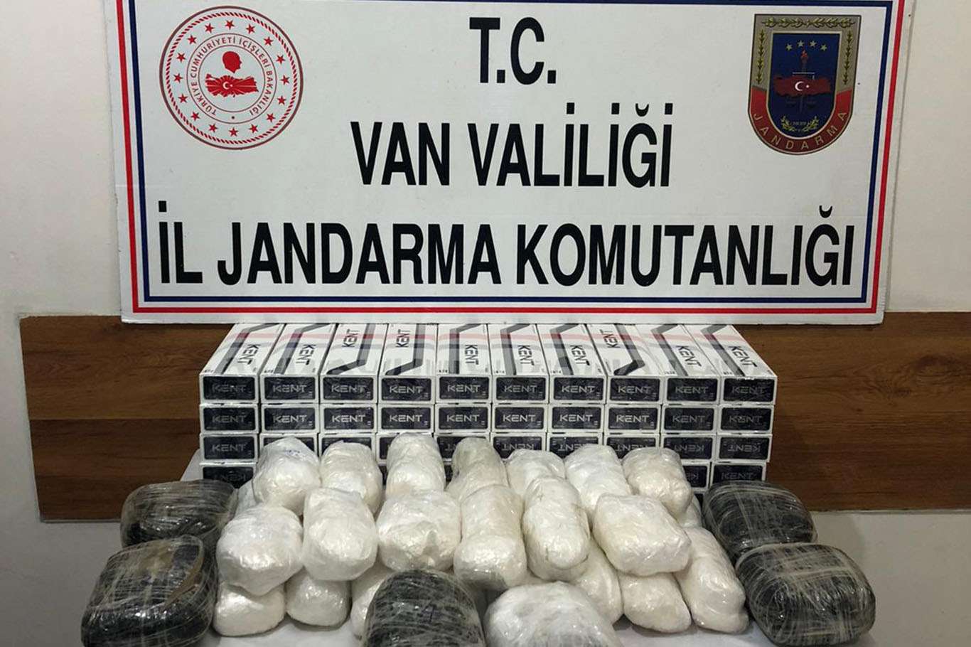 Van’da 19 kilogram uyuşturucu ele geçirildi Van’da 19 kilogram uyuşturucu ele geçirildi